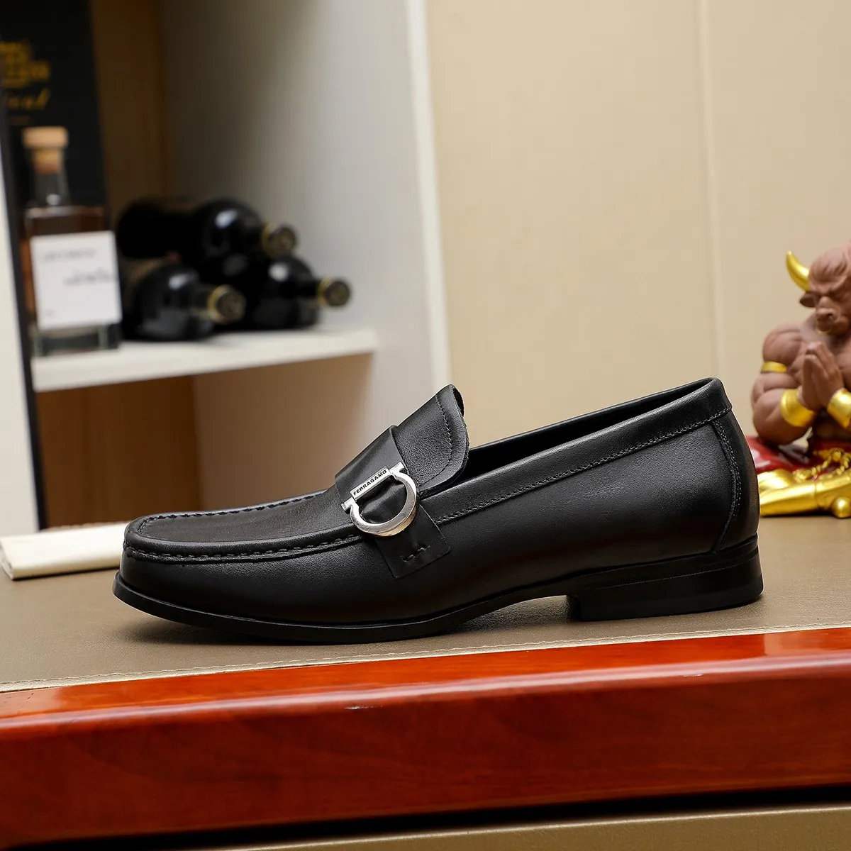 Men's shoes 💰460 🔥 Ferragamo new men's casual slip-on shoes 🇨🇳 Official website original 1:1 mold, original quality 💯 fine workmanship, high-end luxury ☘ The upper is made of imported Italian first-layer cowhide 🌴 Luxurious water dyeing 🐂 Leather lining 🍓 Rubber wear-resistant and non-slip outsole, breathable and comfortable to wear 🍍 The first choice for high-taste men, color optional! Code number 38-44 (45.46. Customized)